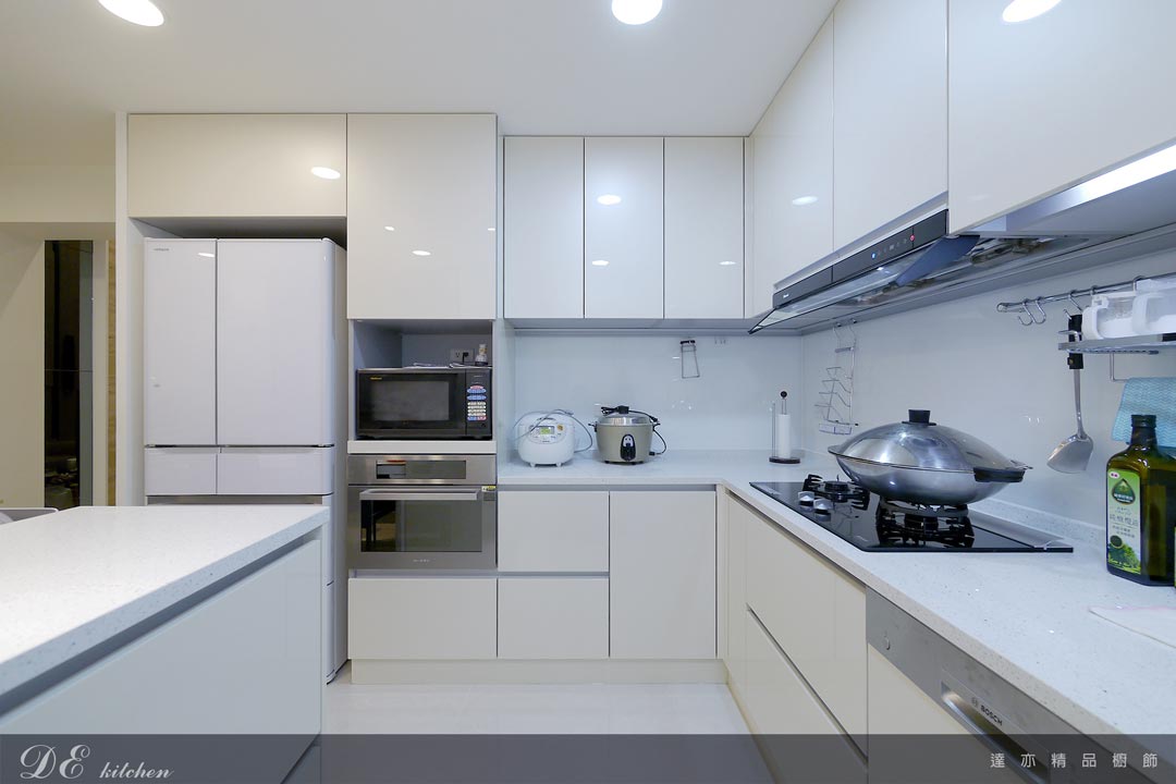廚房設計｜現代簡約｜檯面 矽鋼石｜門板 結晶鋼烤